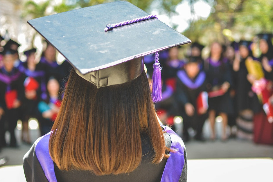 5 Graduation Hairstyles to look good under the Mortar Board!